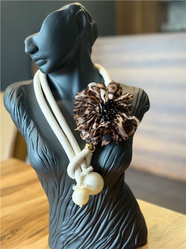 Tracy Leopar Desenli Çiçek Detaylı Halat Kordon Büyük İnci Kolye